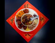 1月4日，內(nèi)蒙古呼和浩特市玉泉區(qū)清泉街社區(qū)一位老人在展示臘八粥食材。當(dāng)日，呼和浩特市玉泉區(qū)清泉街社區(qū)舉辦“溫暖臘八粥 濃濃鄰里情”活動，喜迎即將到來的“臘八節(jié)”。新華社發(fā) 丁根厚 攝