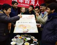 1月4日，內(nèi)蒙古呼和浩特市玉泉區(qū)清泉街社區(qū)一位老人在展示臘八粥食材。當(dāng)日，呼和浩特市玉泉區(qū)清泉街社區(qū)舉辦“溫暖臘八粥 濃濃鄰里情”活動，喜迎即將到來的“臘八節(jié)”。新華社發(fā) 丁根厚 攝