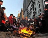 2014年3月份，100多名來自各地的建筑工人來到寧夏銀川鼎輝時代城二期項目工地上打工，11月2日，項目正式停工，但工友們一年來的血汗錢卻始終沒有下發(fā)，“光跑勞動監(jiān)察大隊就不下10次，但每次都說已經(jīng)處理了，要我們回去等消息。”12月31日，工友們來到銀川市公安局金鳳分局，但是打聽了一圈卻始終沒找到這起案件的負責人。又跑了一天的工友們帶著重重心事再次回到工地，升起了一堆篝火取暖?！暗仍┘倨谝贿^，我們還得去要錢，要不到錢就不回家過年了！”新華社記者 彭昭之 攝