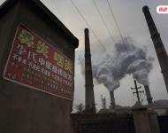 在邯鄲鋼鐵廠居民區(qū)附近張貼著很多治療鼻炎、咽炎等疾病的廣告。