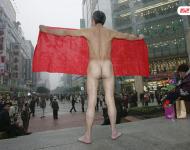 2005年11月27日，為了給癱瘓的兒子討回血汗錢，一名來自重慶市江津區(qū)的五旬老漢在解放碑鬧市裸體討薪。當天，老漢抬著載有病兒的擔架床靠近解放碑中心，脫掉衣褲后展開事先備好的橫幅：“包工頭給我血汗錢！救兒子，救我全家！”據(jù)老人介紹，2003年7月10日他的兒子在重慶市沙坪壩某工地施工時頭部受重傷，法院判決施工方給傷者一次性傷殘補助金等費用共計61萬余元。雖然官司打贏了，但施工方至今未付一分錢。
