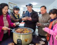 1月4日，內(nèi)蒙古呼和浩特市玉泉區(qū)清泉街社區(qū)志愿者為社區(qū)居民盛臘八粥。當(dāng)日，呼和浩特市玉泉區(qū)清泉街社區(qū)舉辦“溫暖臘八粥 濃濃鄰里情”活動，喜迎即將到來的“臘八節(jié)”。新華社發(fā) 丁根厚 攝