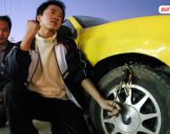 2004年12月6日下午，福建泉州，因一家面臨停產(chǎn)的服裝加工廠，拖欠15名工人3個月工資及1個月押金，工人聲稱沒有錢吃飯了，10多名工人只好集資12元買來一條鐵鏈鎖，把老板的轎車前輪鎖住。記者獲悉前往采訪，老板看到記者到來，從車間后面一“秘密通道”（平時鐵門緊鎖的消防通道）開溜。隨后，記者與老板通上電話，老板稱沒有拖欠3個月工資，而是1個月。小洪/視覺中國