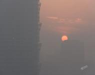 2017年1月2日，黃昏時分，霧霾籠罩下的鄭州。