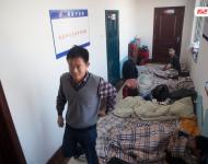 2015年12月20日，吉林長春，近百打工者為討要300萬工資“蝸居”在東奧建設(shè)集團有限公司辦公大樓。據(jù)了解，2013年到2014年，這些人在東奧的一個建筑工地打工，大多數(shù)人都是木匠。在2014年10月，東奧公司位于鐵北的“汽博嘉園”項目就已完工，可到現(xiàn)在，還欠著他們300多萬元的工資沒有結(jié)清。而東奧公司則說，他們確實欠下了勞務(wù)公司的工資，原因是開發(fā)商有上千萬元的進度款和尾款沒有結(jié)算。視覺中國