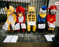 2013年1月31日，北京，“憤怒的小鳥”、“加菲貓”、“唐老鴨”和“財神爺”等5個不同的卡通人物匯聚在中央人民廣播電臺外，以靜坐的方式討薪，希望得到社會關(guān)注。據(jù)討薪隊伍負責人表示，他們5人代表31名農(nóng)民工兄弟進京尋求社會幫助。因其2012年在河北張家口張北縣承建博天糖業(yè)、華林商廈、九鼎家具城、張北塞那都滑雪場四個工地消防工程工作，完工后被欠工款28萬余元，致使31名工人無錢回家過年，故想以此方式博得社會關(guān)注，幫助工友討回血汗錢。王王/視覺中國
