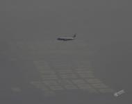 2017年1月2日，從飛機上俯瞰北京近郊霧霾，地面模糊不清，灰蒙蒙一片。攝影：Jason Lee