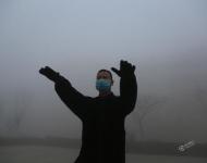 2017年1月3日，江蘇連云港贛榆區(qū)，市民在大霧中晨練。相去甚遠(yuǎn)/視覺中國