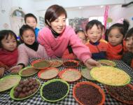 1月4日，內(nèi)蒙古呼和浩特市玉泉區(qū)清泉街社區(qū)一位老人在展示臘八粥食材。當(dāng)日，呼和浩特市玉泉區(qū)清泉街社區(qū)舉辦“溫暖臘八粥 濃濃鄰里情”活動，喜迎即將到來的“臘八節(jié)”。新華社發(fā) 丁根厚 攝