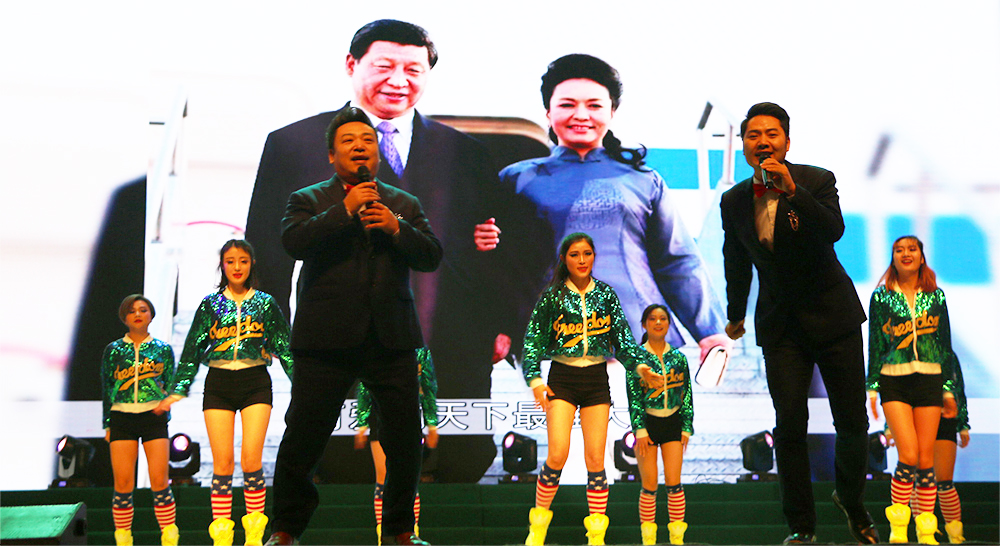 歌曲《習(xí)大大愛上彭麻麻》 演唱：余潤(rùn)澤、徐銨 伴舞：尚姿女子舞蹈隊(duì)