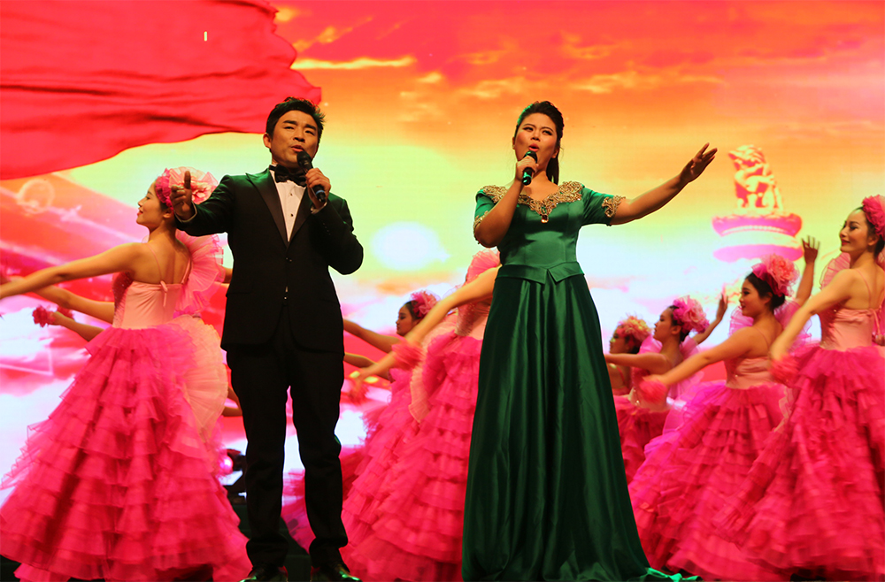 歌曲《共圓中國(guó)夢(mèng)》 演唱：陳艷偉、張小萌 伴舞：百課舞蹈工作室