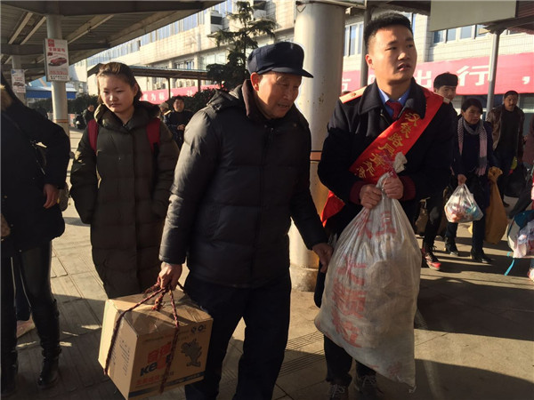 駐馬店車務(wù)段開展志愿者服務(wù)活動