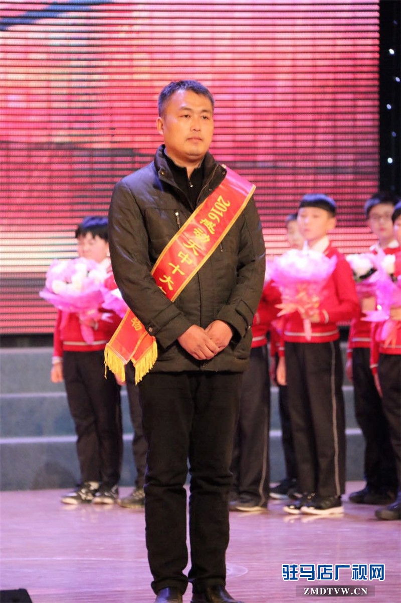 致富頭羊——趙萌。他視野開闊敢想敢干，他頭腦靈活勇于開拓，時代造就了他創(chuàng)新創(chuàng)業(yè)的品格。不讓一個人受窮，不讓一個人掉隊(duì)，是他為之奮斗的夢想，是他莊嚴(yán)的承諾。他使基層黨組織的戰(zhàn)斗堡壘作用得到充分的發(fā)揮，他帶領(lǐng)魏莊村快速實(shí)現(xiàn)了從貧困到富裕的跨越。