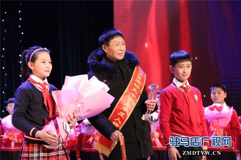 桃李春風(fēng)——趙文義。扎根農(nóng)村，他是庇護(hù)孩子們成長的參天大樹；身殘志堅(jiān)，他是學(xué)生們學(xué)海泛舟的雙槳。他愛學(xué)生勝過愛自己，視教師職業(yè)如同生命，他用拐仗撐起無悔的人生。學(xué)生愛戴，家長信任，人民滿意在他身上得到了最好最精彩的詮釋。