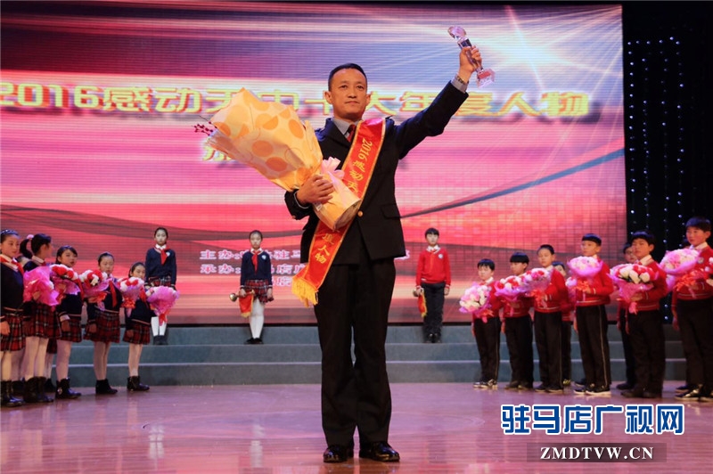 情義戰(zhàn)友——趙偉。他付出的是友情，收獲的是親情；他接過的是責(zé)任，擔(dān)當(dāng)?shù)氖谴罅x。十六年義務(wù)盡孝，他把親情友情演繹成一首蕩氣回腸的歌，讓人心在歌聲里感受愛的溫暖、情的力量、義的崇高。