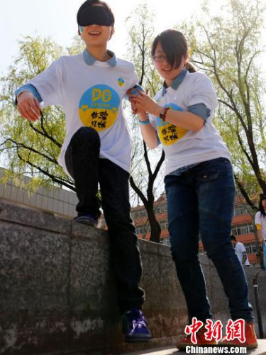 資料圖：2014年3月29日，百余名大學生志愿者進行“黑暗體驗”。<a target='_blank' >中新社</a>發(fā) 富田 攝