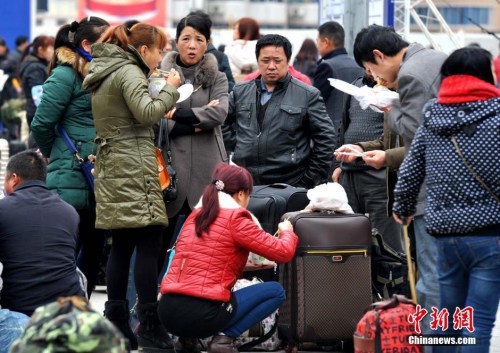 資料圖：福州火車站外的外來務工人員。張斌 攝
