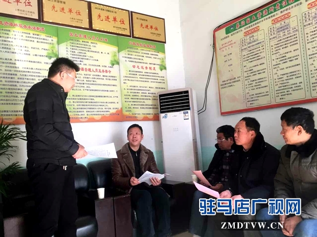 圖片二：黨組成員、副局長陳四龍送廉政公開信到基層國土所.jpg