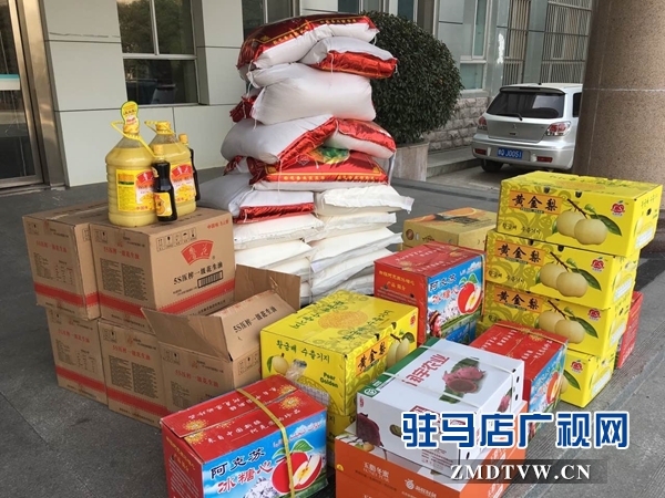 駐馬店市公安局黨委專門(mén)訂購(gòu)了一批米、面、油等年貨慰問(wèn)辦案民警.jpg