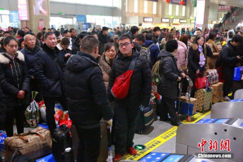 2月2日，大年初六，湖北宜昌、恩施等地迎來節(jié)后鐵路返程客流高峰，其中宜昌東站當(dāng)天的客流達(dá)5.1萬人，恩施州內(nèi)利川、建始、巴東等客流超過2.3萬人。據(jù)了解，宜昌、恩施位于湖北省西部，而鄂西山區(qū)是勞動力輸出重地，僅恩施土家族苗族自治州每年外出務(wù)工人員就接近百萬。 羅庭萬 攝
