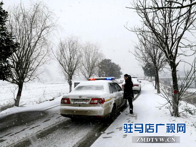 圖片2、干警們商量抓捕路線.jpg