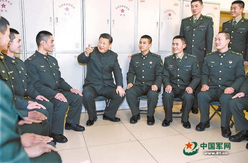 2017年1月23日，中共中央總書記、國家主席、中央軍委主席習近平到第65集團軍視察。這是習近平在該集團軍“大功三連”同官兵親切交談。 解放軍報記者 馮凱旋 攝