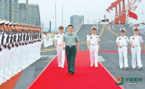2013年8月28日，中共中央總書記、國家主席、中央軍委主席習近平檢閱遼寧艦水兵儀仗隊。解放軍報記者 周朝榮 攝