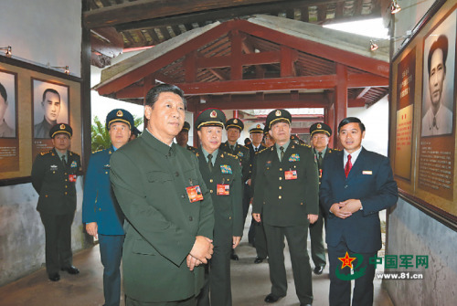 2014年10月30日，全軍政治工作會議在福建省上杭縣古田鎮(zhèn)召開，中共中央總書記、國家主席、中央軍委主席習近平出席會議并發(fā)表重要講話。10月31日，習近平參觀古田會議會址。 解放軍報記者 岱天榮 攝