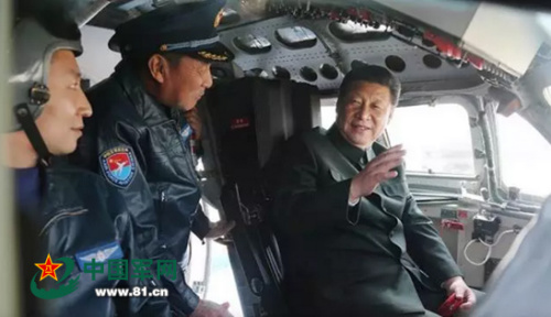 2015年2月16日，中共中央總書記、國家主席、中央軍委主席習近平視察駐西安部隊，他登上戰(zhàn)機，坐進駕駛艙，了解裝備性能，體驗操作使用。李剛 攝