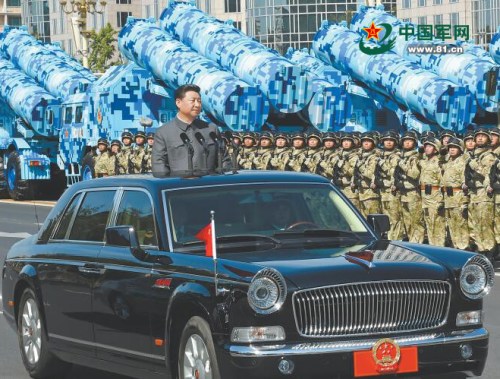 2015年9月3日，紀念中國人民抗日戰(zhàn)爭暨世界反法西斯戰(zhàn)爭勝利70周年大會在北京隆重舉行。中共中央總書記、國家主席、中央軍委主席習近平檢閱受閱部隊。解放軍報記者 柳軍 攝