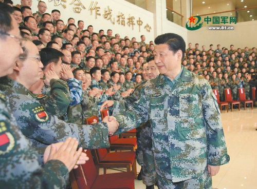 2016年4月20日上午，中共中央總書記、國家主席、中央軍委主席、軍委聯(lián)指總指揮習近平到軍委聯(lián)合作戰(zhàn)指揮中心視察，代表黨中央、中央軍委，向軍委和戰(zhàn)區(qū)兩級聯(lián)指中心全體指戰(zhàn)員致以誠摯問候。解放軍報記者 周朝榮 攝