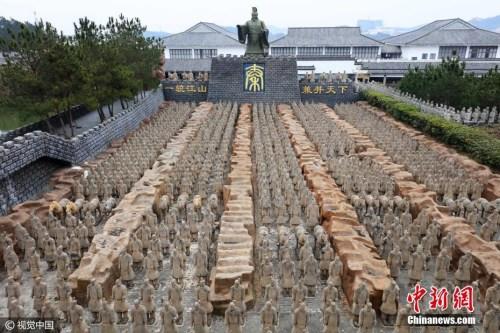 2017年2月8日，安徽安慶市太湖縣， 五千年文博園景區(qū)內(nèi)，中國最大山寨“兵馬俑”群整齊劃一。圖片來源：視覺中國