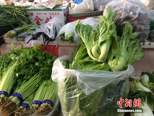 北京某便民超市銷(xiāo)售的蔬菜。<a target='_blank'  ></a> 邱宇 攝