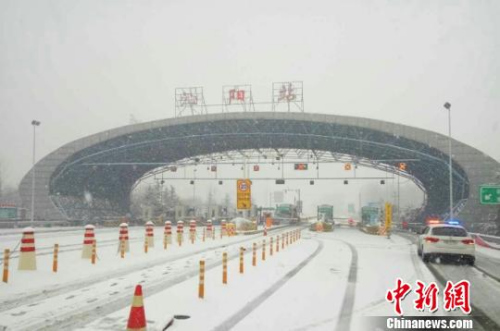因?qū)嵭懈咚俟苤?，焦作沁?yáng)站通行車輛寥寥。焦作高速交警隊(duì)供圖
