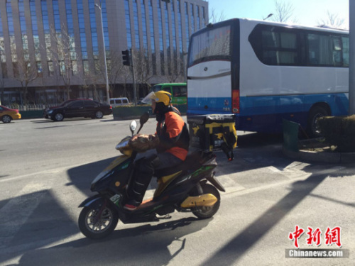資料圖：匆忙穿梭在路上的外賣(mài)小哥。<a target='_blank'  ></a>記者 劉湃 攝