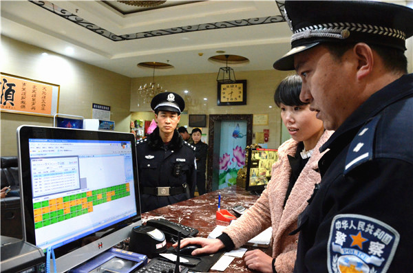 西平公安局對轄區(qū)內(nèi)旅館進行集中清查整治行動