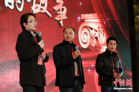 12月4日是中國第一個國家憲法日，最高人民法院在當(dāng)天舉辦“讓法治成為信仰”主題宣傳暨“12?4”公眾開放日活動。活動中，張氏叔侄冤案的張輝、張高平被邀請到現(xiàn)場，參加了該活動中的講述故事環(huán)節(jié)。張輝、張高平系叔侄關(guān)系，因涉及2003年發(fā)生在杭州的一起強(qiáng)奸致死案，分別被判死刑、緩期二年執(zhí)行和有期徒刑十五年。2013年3月26日，浙江省高級人民法院依法對張輝、張高平強(qiáng)奸再審案公開宣判，撤銷原審判決，宣告張輝、張高平無罪。此舉被現(xiàn)場媒體視為最高法院借此機(jī)會向外界表達(dá)對冤錯案件的立場。 <a target='_blank' >中新社</a>發(fā) 李慧思 攝
