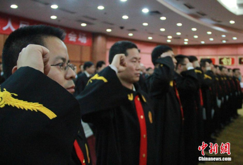 資料圖：西安中級人民法院的31名新任法官宣誓就職。<a target='_blank' >中新社</a>發(fā) 張遠(yuǎn) 攝