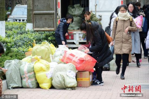 資料圖：山東青島一高校校園內(nèi)，快遞堆成一個(gè)個(gè)小山，場(chǎng)面壯觀。skd 攝 圖片來(lái)源：視覺(jué)中國(guó) 