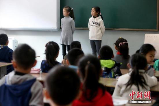 資料圖：2月13日，山西太原新建路小學的小學生們開始返校上課。當日，中國多地中小學校陸續(xù)開學。張云 攝