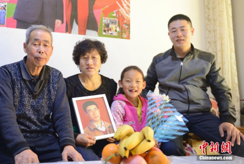 資料圖：呼格吉勒圖父母與呼格畫像合影。當(dāng)日，呼格吉勒圖兩兄弟前往呼格墓地祭奠，這是呼格被判決無罪后的第一個清明節(jié)。<a target='_blank' >中新社</a>發(fā) 劉文華 攝