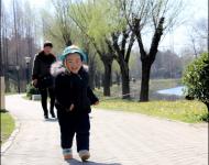 大風(fēng)過后,今日又回歸晴好天氣。不少市民來到公園踏青游玩，享受春日暖陽。