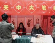 【駐馬店廣視網(wǎng)訊】（記者 武帥 健豪）3月30日上午，駐馬店市第二屆民俗文化節(jié)開幕，本屆民俗文化節(jié)旨在繼續(xù)深入挖掘天中文化遺產(chǎn)，增強(qiáng)非遺保護(hù)責(zé)任意識，傳承與發(fā)揚傳統(tǒng)文化，讓非物質(zhì)文化遺產(chǎn)薪火相傳。圖為：天中火筆畫