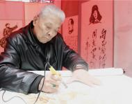 根雕、面塑、糖畫、布老虎制作技藝等12個非物質(zhì)文化遺產(chǎn)項目展示，大銅器、大鼓書、絲弦道、羅卷戲等15個近300人非物質(zhì)文化遺產(chǎn)項目展演。圖為：天中火筆畫