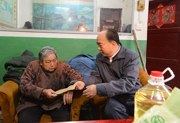 省新聞出版廣電局局長(zhǎng)李宏偉一行到上蔡駐村幫扶慰問