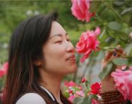 又恰逢“五一”小長假，市民前來賞花游玩，盡情陶醉在這花香之中。