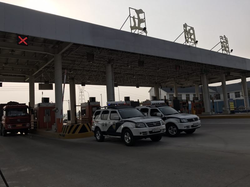 穿警服開貨車 鮮奶司機(jī)遇高速交警被拘留