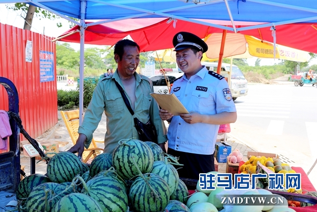 劉獻(xiàn)偉走訪瓜農(nóng)，瓜農(nóng)稱對(duì)轄區(qū)安全感非常滿意1.jpg