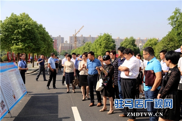 人大代表、政協(xié)委員、人民監(jiān)督員等參觀展板.JPG