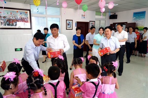 六一前夕 余學友看望市殘聯(lián)博愛幼兒園殘疾兒童